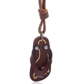 Collana con ciondolo a infradito in pelle marrone e cuciture gialle stile vintage - Marrone Scuro