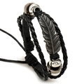 Bracciale multistrato in pelle intrecciata nera con ciondolo a piuma d'argento e perline - Nero