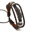 Bracciale multistrato in pelle stile boho con ciondolo a piuma e perline su sfondo bianco - Marrone