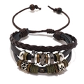 Pulsera multicapa de cuero con colgante de cruz y cuentas de estilo retro sobre blanco - Estilo de Cruz