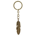Vintage bronzen veer sleutelhanger met gedetailleerde textuur op een witte achtergrond - Veer