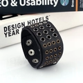 Bracciale polsino largo multistrato in pelle punk rock con occhielli e bottoni a pressione - Nero
