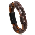 Handgeweven meerlaagse vintage lederen armband met matzwarte magneetsluiting op een witte achtergrond - Bruin 21CM