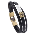 Bracciale multistrato in pelle da uomo con fibbia in metallo dorato su sfondo bianco - Nero