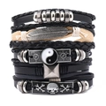 Set di bracciali multistrato in pelle con ciondolo a piuma e rivetti su sfondo bianco - Stile Combinato Rétro