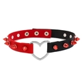 Collier choker en cuir rouge et noir avec anneau cœur et clous sur fond blanc pur - Noir + Rouge