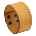 Breites Lederarmband im Retro-Punk-Stil in Hellbraun mit Ziernähten und Druckknöpfen - Erdgelb