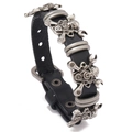 Bracciale punk in pelle nera con teschi argentati ed elementi meccanici a ingranaggi - Nero