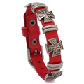 Bracelet punk en cuir rouge avec croix argentées vintage et fermoir boucle de ceinture - Rouge Foncé