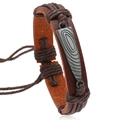 Bracciale artigianale in pelle intrecciata marrone con ciondolo in metallo e cordino - Marrone