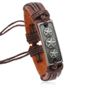 Pulsera de cuero vintage hecha a mano con tres estrellas en una placa de plata antigua - Marrón
