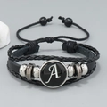 Detalle de pulsera de cuero multicapa con amuleto de vidrio letra A y cuentas de plata - Letra A