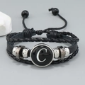 Detalle de pulsera de cuero negro multicapa con cuentas plateadas y la letra C - Letra C