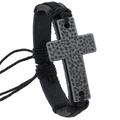 Bracciale da uomo in pelle nera con cordino intrecciato e croce in lega martellata - Nero