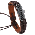 Pulsera punk retro de cuero trenzado marrón con tres calaveras de aleación de zinc - Marrón
