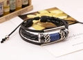 Makroaufnahme eines mehrlagigen schwarzen Lederarmbands für Herren mit Metallperlen - Schwarz