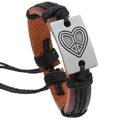 Pulsera retro de cuero trenzado marrón con placa de metal con corazón y signo de la paz - Hilo Negro