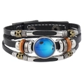Pulsera multicapa de cuero negro con cuenta de vidrio azul y amuletos de deporte - Bowling