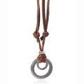 Collana in pelle vintage con ciondoli a doppio anello di metallo su sfondo bianco - caffè