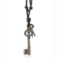 Collana vintage in pelle con ciondoli a doppia chiave e croce su sfondo bianco - Nero