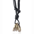 Collana regolabile in pelle multistrato con anelli metallici vintage su sfondo bianco - Nero
