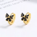 Elegantes pendientes de aro dorados con lazos y piedras negras sobre fondo blanco - Plata 925 / Oro/Par