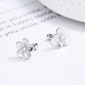 Orecchini a lobo a fiore in argento 925 con chiusura a vite e petali strutturati - Argento 925 / Oro Bianco