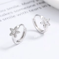 Orecchini a cerchio a fiore a cinque petali in argento S925 con pavé di zirconi lucidi - Forma di Fiore / Argento 925 / Oro Bianco