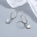 Orecchini a cerchio in argento 925 con pietra di luna a cuore e design a corda intrecciata - Oro Bianco