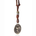 Collier en cuir rétro avec pendentif chapeau en bronze vintage sur fond blanc - café