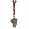 Collana retrò con ciondolo a foglia di bronzo su cordoncino in pelle marrone stile vintage - caffè