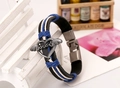 Dettaglio del bracciale in pelle multistrato con ciondolo a cuore in argento inciso - Stile Uomo