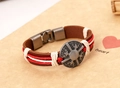 Detalle de pulsera de cuero marrón vintage con cordón trenzado y hebilla de tótem redonda - Marrón