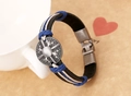 Detalle de pulsera de cuero trenzado con cuerda náutica azul y cierre de metal - Negro