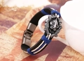 Dettaglio di bracciale punk in pelle intrecciata con emblema testa di leone su porcellana - Stile Testa di Leone