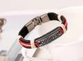 Dettaglio del bracciale in pelle intrecciata con placca metallica incisa Believe - Modello da Donna (Piastra Believe)