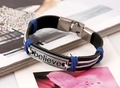 Dettaglio macro del bracciale in pelle intrecciata con placca in metallo believe - Modello da Uomo (Piastra Believe)