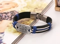 Detalle de pulsera de cuero trenzado vintage con placa de metal y símbolo de pez - Estilo Negro Para Hombre