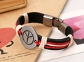 Bracciale multistrato in pelle nera con corda intrecciata rossa e ciondolo segno della pace - Nero