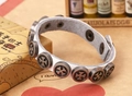 Detalle de pulsera punk de cuero blanco con remaches de cruz plateados y cierre de presión - Blanco