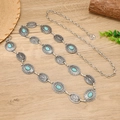 Detalle de cinturón de metal plateado con piedras turquesas sobre fondo de madera - Estilo Retro Bohemio / Plateado