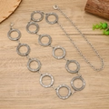 Cadena de cintura retro en metal plateado con círculos grabados y cierre de langosta ajustable - Plateado