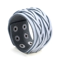 Bracciale multistrato intrecciato in pelle azzurra da uomo con rivetti regolabili - Bianco
