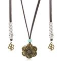 Collana bohemian retrò con ciondolo a fiore in bronzo e perline turchesi su corda - Marrone Scuro