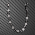 Dettaglio della catena per pantaloni con teschio argento antico e croci gotiche - Argento Antico