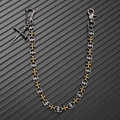 Dettaglio catena per pantaloni gotica bicolore con maglie a croce e teschio pendente - Bicolore A (Ciondolo Argento Antico)