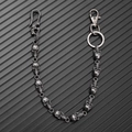 Detalle macro de cadena de calaveras plata antigua con gancho en S y cierre de langosta - Plata Antigua