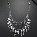 Detail van punk dubbele ketting met schedel- en kruishangers op een grijze achtergrond - Zilver