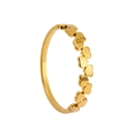 Dettaglio dell'anello dorato con cuori intrecciati e finitura metallica lucida - US 6 / Oro