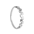 Primo piano dettagliato del motivo continuo a forma di cuore dell'anello in metallo argento - US 6 / Argento